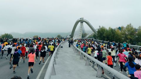 Miles de corredores participaron en la San Marti�o.