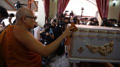 Un monje acompa�a el f�retro del can�bal de Nonthaburi