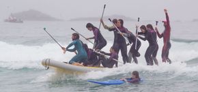 Una de las actividades fue subirse a una tabla de SUP gigante con doce personas.