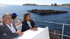 La conselleira do Mar, Marta Villaverde, y el presidente de Creaga, Francisco L�pez, durante la visita