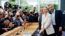 Alice Weidel, copresidenta de la AfD, posa junto al ganador de las elecciones de Sajonia-Anhalt, Ulrich Siegmund.