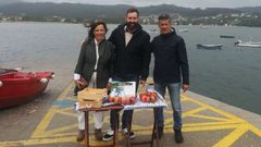 Adri�n Taracido, autor de los dibujos, flanqueado por Mar�a del Carmen Pernas y Diego Rodr�guez, del colectivo Rampla, ayer en la presentaci�n