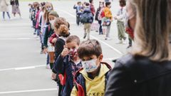 Imagen de archivo del pasado curso, con ni�os preparados para entrar en el colegio, en Ourense