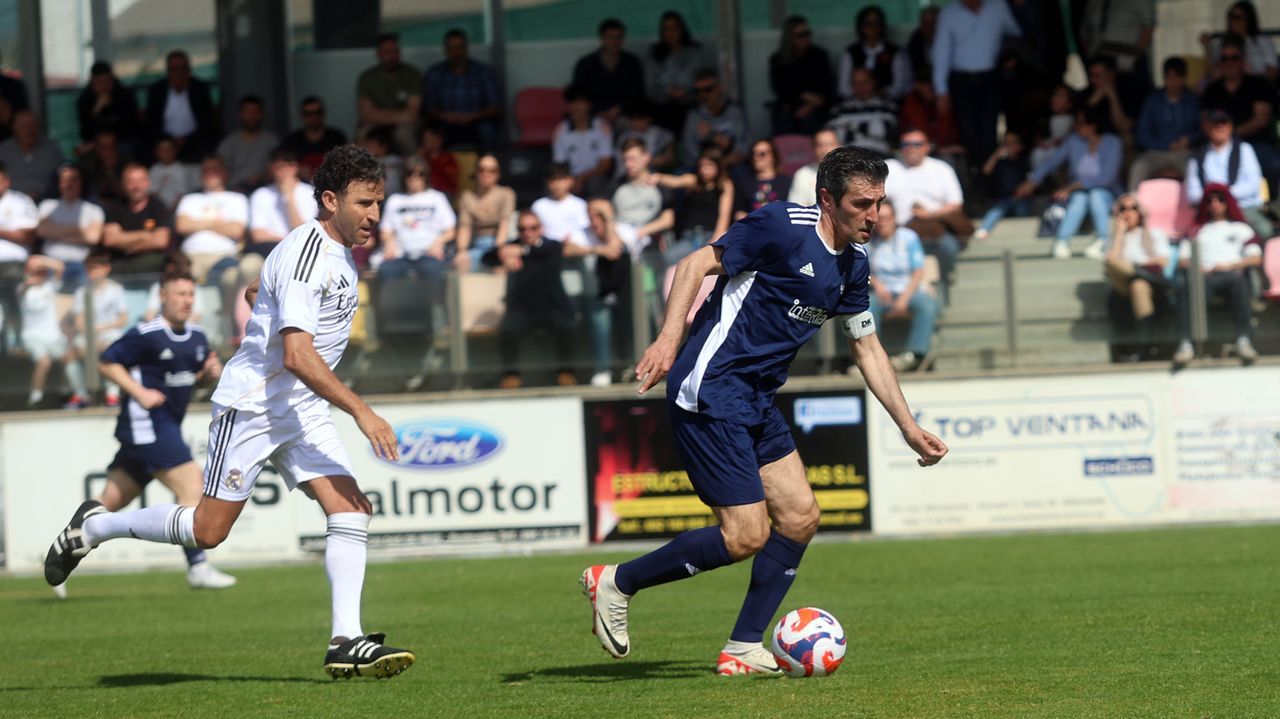 La selección gallega gana y los veteranos del Real Madrid se llevan los afectos de la afición en Ribadumia
