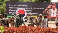 El l�der del Gobierno militar de Mali, Assimi Goita, en el funeral del ministro de Defensa.