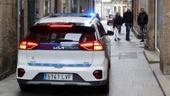 Una patrulla de la Polic�a Local, por el centro de Lugo