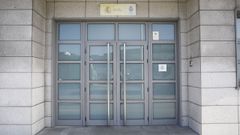 La puerta de la Comisar�a de Polic�a Nacional de Viveiro ya ha sido reparada