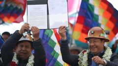 El vicepresidente boliviano, David Choquehuanca (izquierda), junto al presidente  Luis Arce, durante el acto masivo en El Alto.