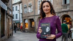 La escritora viguesa Mav Alonso con su quinta novela, �Nepente Aurora�.