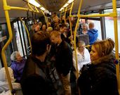 Interior de un autob�s con cruceristas rumbo al centro.
