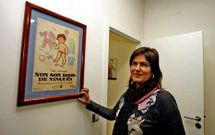 Rosa Campos, ante un cartel de una anterior campa�a del CIM sobre igualdad.
