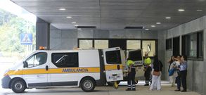 Una ambulancia en la puerta de las urgencias del Hospital �lvaro Cunqueiro.