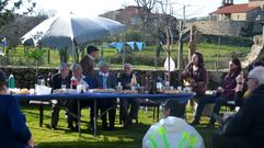 Un momento da festa de aniversario de Jes�s Garc�a Rodr�guez en Tuiriz, coa regueifeira Alba Mar�a � guitarra
