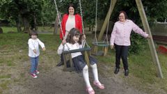 Laura junto a sus mellizos y su madre, Maribel