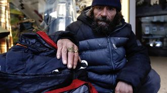 Jos Manuel, con sus brtulos, en el soportal de Pontevedra donde pernocta.