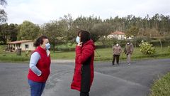 Sagrario y su hija, que viven en San Sadurni�o, y Ramiro y Carmen, cuya vivienda -al fondo de la foto- est� situada en la parroquia naronesa de Pedroso