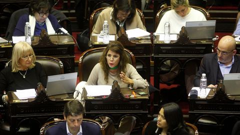 Manifestantes proabortistas y contrarios a la legalizaci�n se manifestaron frente al Parlamento de Buenos Aires durante el debate del proyecto del ley