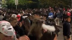 V�deo de una muchedumbre en la noche de Halloween en paseo de Montero R�os en Vigo