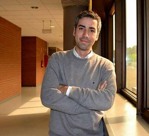 Ares hace un doctorado de Investigación en Comunicación.