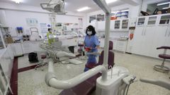 Trabajadora limpiando los equipamientos del centro de Formaci�n Profesional �nxel Casal de Monte Alto