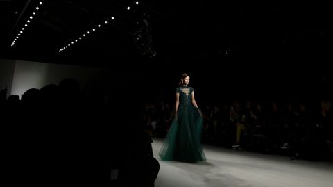 Una modelo presenta dise�os de la marca BCBG Max Azria.