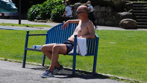 Gente paseando y tomando el sol por los jardines de A Coru�a
