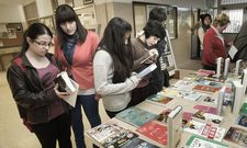 Imagen de archivo de una exposici�n de libros en el interior del instituto estradense. 