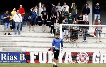 La veintena de aficionados que acudi� ayer a Pasar�n no par� de animar a los jugadores granates. 