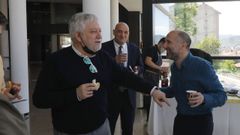 Los asistentes al pleno fueron invitados a las 14.00 horas a unos pinchos por el Concello. Los ediles de los diferentes grupos aprovecharon para reponer fuerzas y confraternizar entre ellos. Hasta Miguel Caride y Gonzalo P�rez J�come (en la foto) compartieron charla y risas