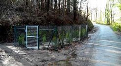 Seg�n los nacionalistas, las instalaciones invaden parte de un camino rural y de un vial asfaltado.