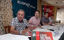 El presidente del Mecos, ayer, junto a P�rez, I�aki Mikeo y el concejal de Deportes, Alfredo Bea.