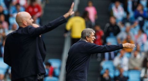 El entrenador del Betis, Manuel Pellegrini, en presencia del t&eacute;cnico del Celta, Claudio Gir&aacute;ldez, durante el partido entre ambos en Bala&iacute;dos.