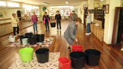 Amas de Casa de A Pobra comparte espacio con una docena de capachos para recoger las goteras que caen del techo