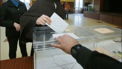 Una monja votando en las elecciones del 2015