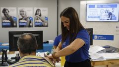 Una enfermera vacuna a un hombre
