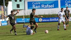 El viveirense Huguito avanza con el bal�n ante la presi�n del boirense Yago Insua, que intenta recuperar la posesi�n desde el suelo