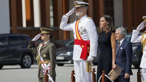 Los reyes, acompaados por la princesa, la entrega de despachos a los nuevos oficiales de la Armada espaola