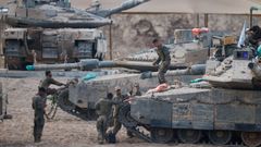 Soldados israeles ponen a punto sus tanques en la frontera con Gaza.