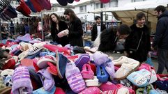 J�venes comprando zapatillas en la feria de A�o Nuevo de Betanzos 