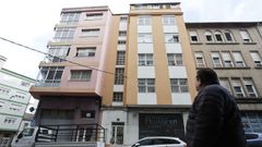 F�lix L�pez, mirando al piso de su t�a, el quinto, que est� okupado por siete personas. 