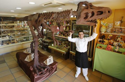 El pastelero, con su obra, que pesa 300 kilos y no est hueca. Se sostiene con una estructura de varillas de acero. 