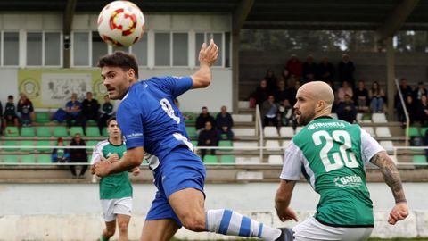 Javi Celes presiona a un jugador del Puebla en un encuentro esta campa�a en A Marosa.