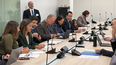 Marta Villaverde (segunda por la izquierda), con dirigentes de otras seis entidades, present� en Bruselas a miembros de la DG Mare el dec�logo de la Conferencia de Regiones Perif�ricas Mar�timas para la reforma de la pol�tica pesquera com�n.