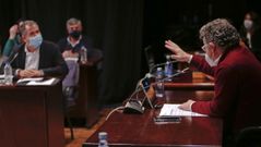 El alcalde, Miguel Anxo Fern�ndez Lores (BNG), se dirige al portavoz del PP, Rafa Dom�nmgiuez, en el pleno l�der de la oposici�n