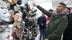 Unos muchachos eligiendo su m�scara para este carnaval en Novo Center.