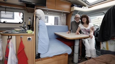 Pepe y Siegrun, en Viveiro, el interior de la autocaravana con la que recorren toda Galicia