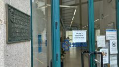 Entrada del centro de salud de Cabanas el pasado mes de julio