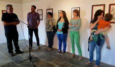 Autoridades municipales y artistas en la presentaci�n de Mari�arte.