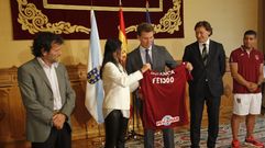 El presidente de la Xunta, Alberto Nu�ez Feijoo, recibiendo una camiseta del club con su apellido grabado en ella. Se la entrega Lupe Murillo, presidenta de la entidad.