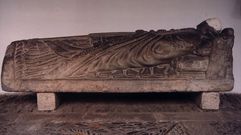 Estatua del abad yacente o mitrado, ahora conservada en el Museo Provincial de Lugo